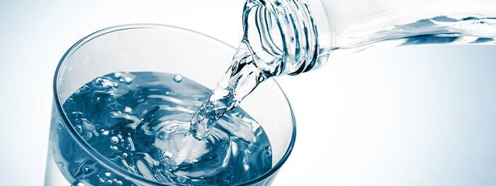 Wasser wird eingeschenkt ins Wasserglas Wasser wird eingeschenkt ins Wasserglas