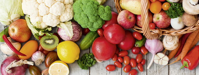 Obst und Gemüse auf Holzhintergrund Obst und Gemüse auf Holzhintergrund