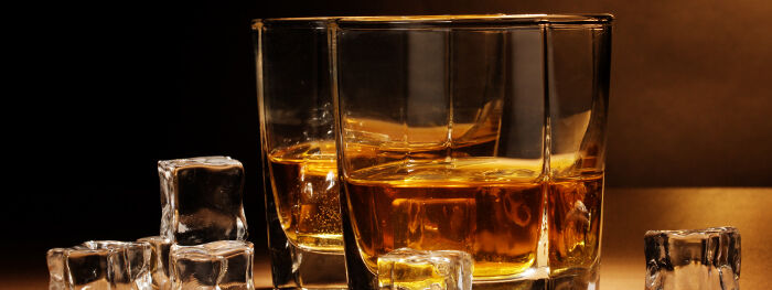 Whiskey mit Eiswürfeln Whiskey mit Eiswürfeln
