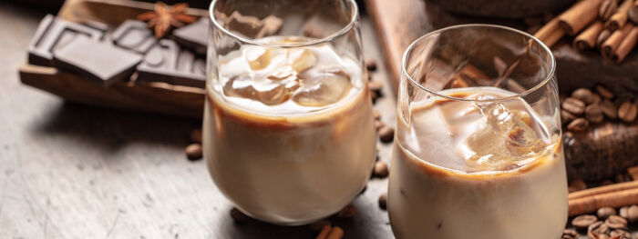 Gläser mit Kaffeelikör auf Eis Gläser mit Kaffeelikör auf Eis