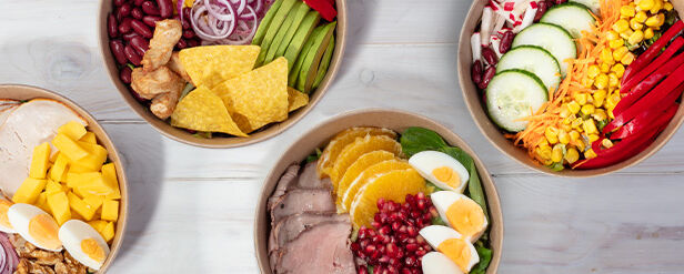 Bowls mit Gemüse, Eier, Wurst und weiteren Lebensmitteln Bowls mit Gemüse, Eier, Wurst und weiteren Lebensmitteln