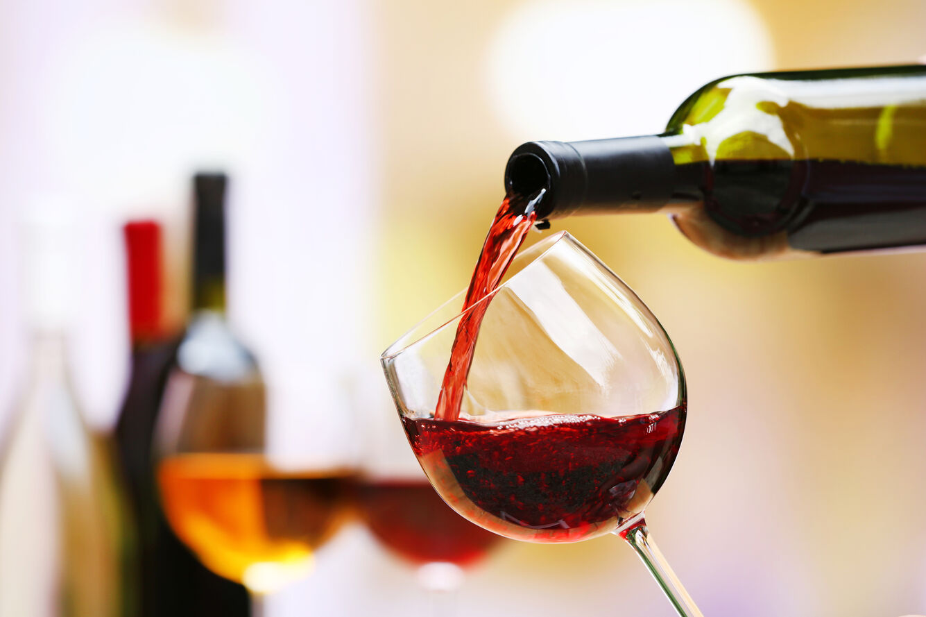 Rotwein kosten, Weinglas, Weinflasche Rotwein kosten, Weinglas, Weinflasche