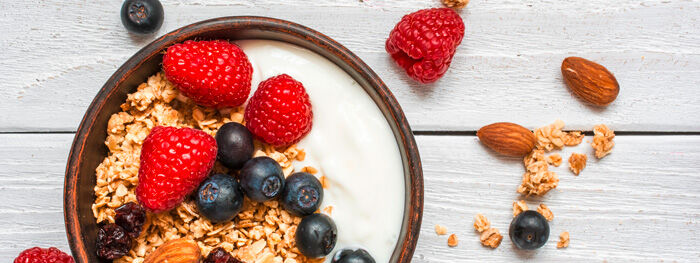 Schale Müsli mit Joghurt, Haferflocken, Beeren und Nüssen Schale Müsli mit Joghurt, Haferflocken, Beeren und Nüssen