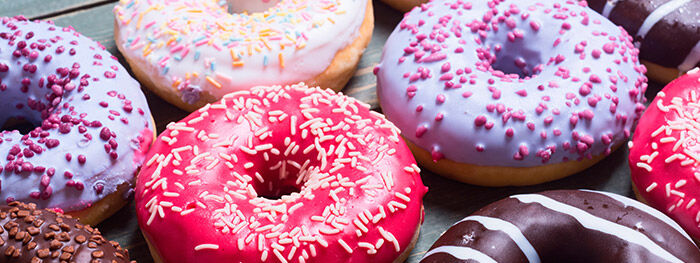 bunte Donuts mit Glasur und Streuseln bunte Donuts mit Glasur und Streuseln