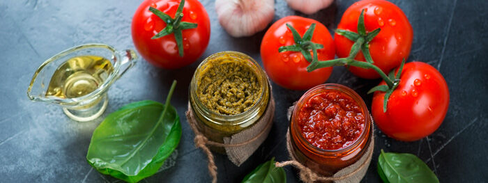 zwei Sorten Pesto mit Tomaten und Knoblauch zwei Sorten Pesto mit Tomaten und Knoblauch