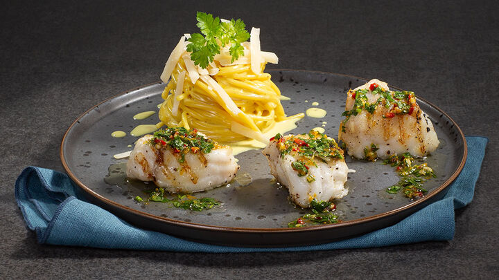 Seeteufel-Medaillons auf Spaghetti in Safran-Sauce